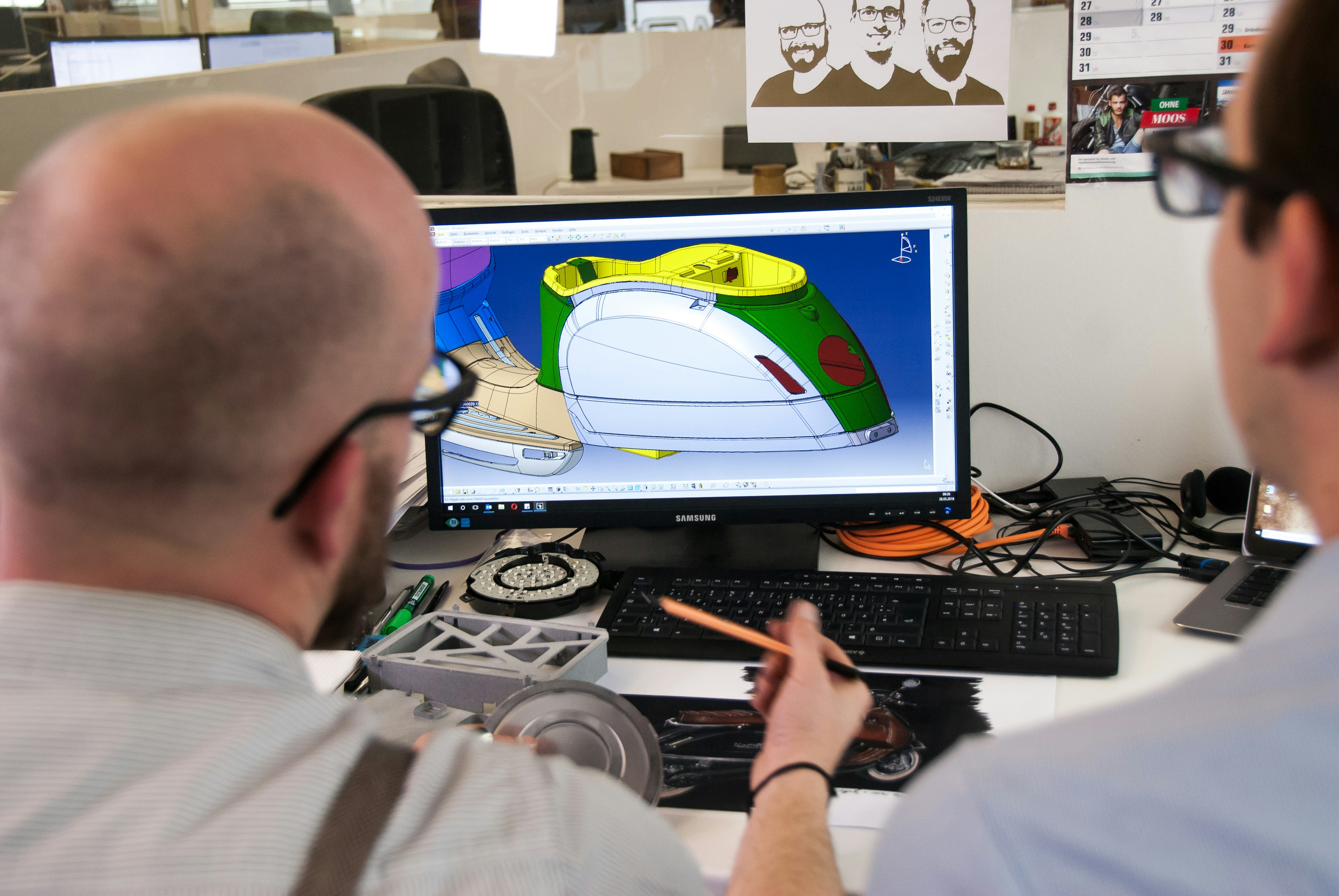 Bildschirm mit CAD-Software, die ein 3D-Modell anzeigt